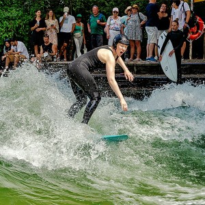 Surfen an der Eisbachwelle München